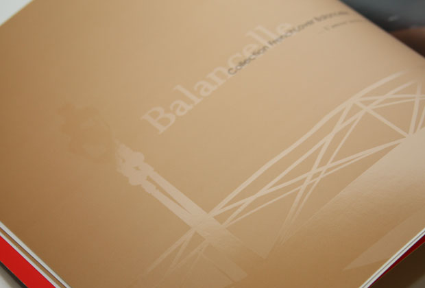 Brochure avec vernis sélectif sur fond marron clair