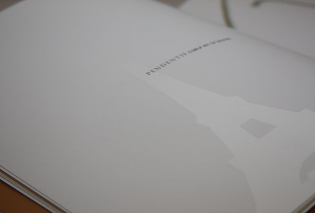 Brochure avec vernis sélectif sur fond blanc